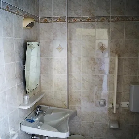 Adele Hotel 2*
